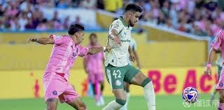 詹姆斯赛后向卡斯尔赠送签名球衣：年轻的国王，继续加油